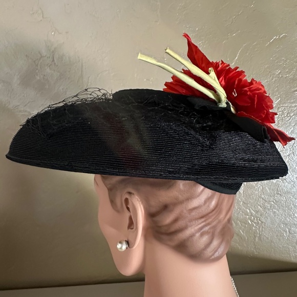 HEAVENLY 1950s\' BLACK STRAW CARTWHEEL HAT + VEILING + RED FABRIC FLOWERS main image 6